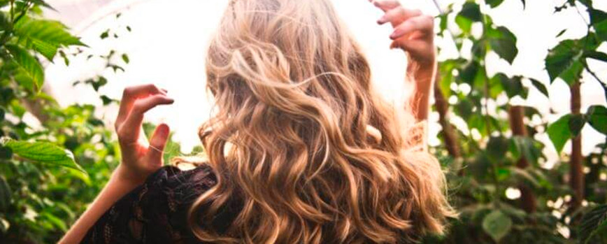 ¿Cuáles son los beneficios del vinagre de manzana para el pelo?