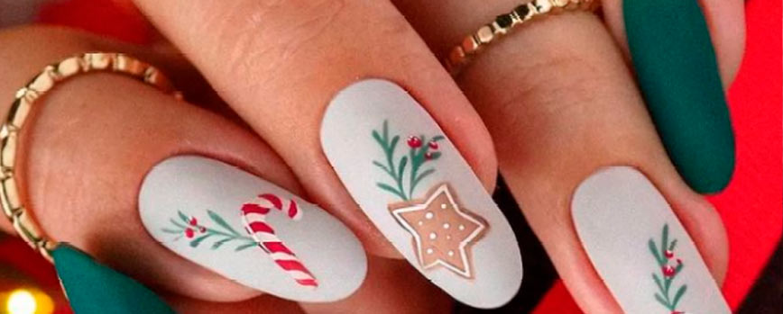 1. Uñas blancas para Navidad con verde y rojo