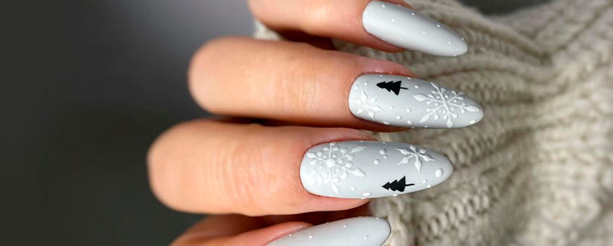 2. Uñas blancas navideñas con arbolitos y bambalinas