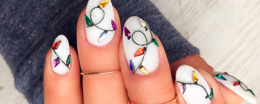 3. Uñas de Navidad blancas con luces
