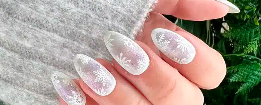5. Uñas blancas con brillos