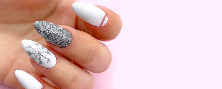 6. Uñas blancas para Navidad con plateado