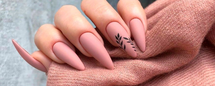 Color de uñas otoño: rosa empolvado