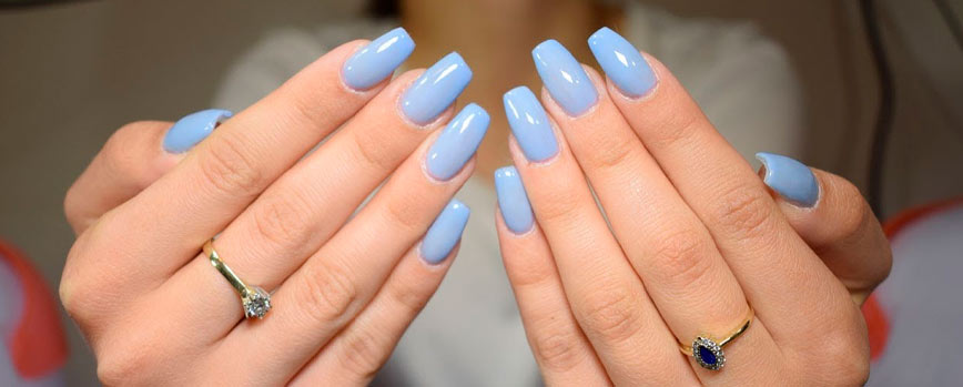 Color de uñas otoño: azul bebé