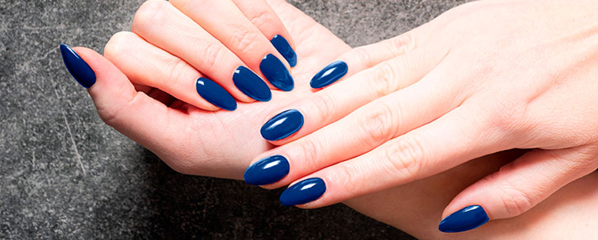 Color de uñas otoño: azul oscuro