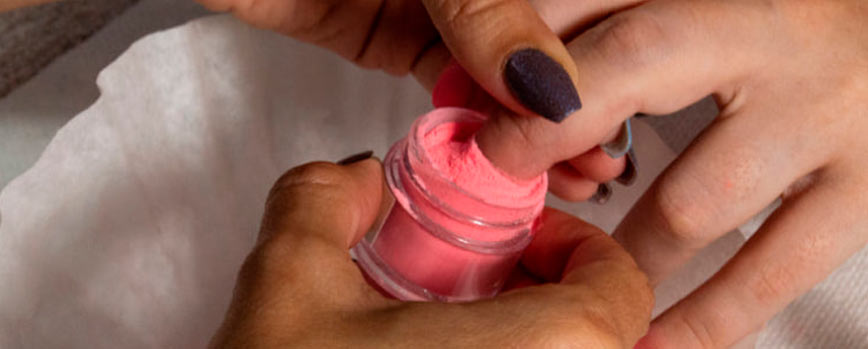 ¿Cómo se hace el dipping de uñas?