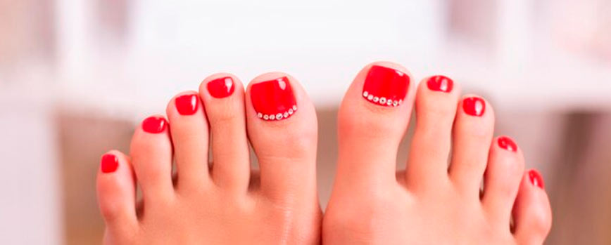 ¿Cuáles son los colores de moda para la pedicura en casa?