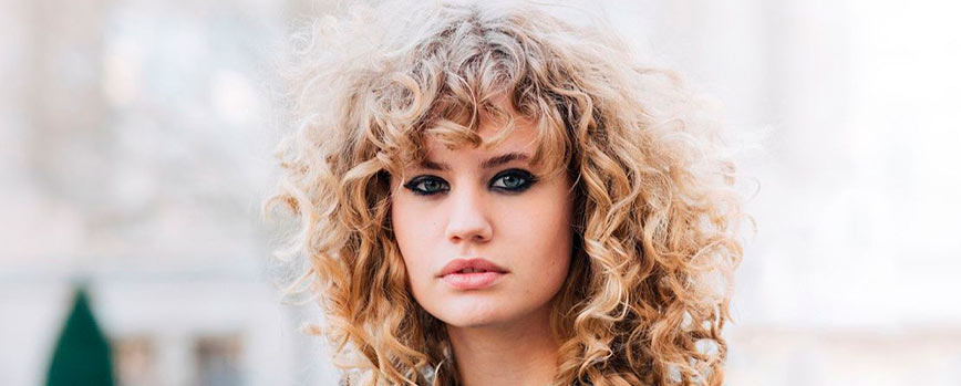 ¿El pelo rizado corto con flequillo es para mí? Descúbrelo aquí
