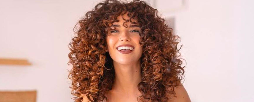 #4. Rizos naturales con flequillo grueso