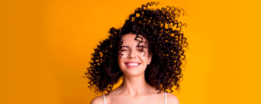 4 Consejos para mantener el pelo corto rizado con flequillo