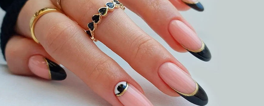 3. Manicura francesa para Navidad en negro y dorado