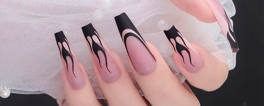 4. Manicura francesa con llamas