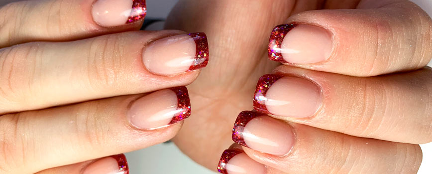 5. Manicura francesa burdeos con brillos