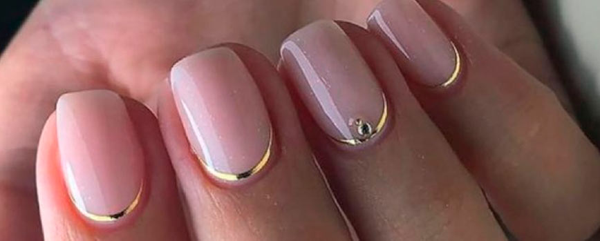 6. Manicura francesa invertida y con detalles navideños