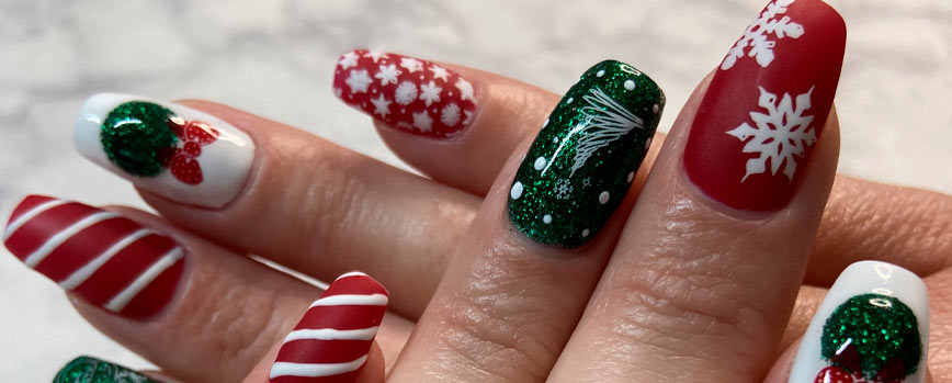 Los mejores colores para tu manicura de Navidad para uñas largas