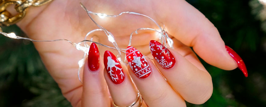 Detalles blancos o plateados en uñas largas: