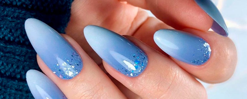 Uñas azules con degradado