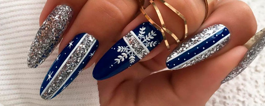 Uñas azules navideñas con detalles dorados