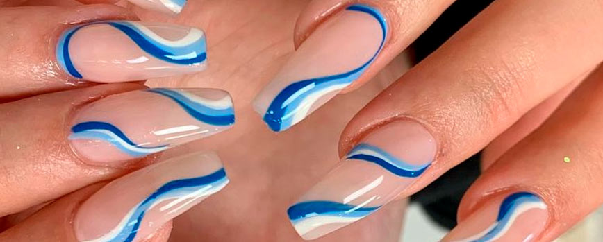 Uñas con diferentes tonos de azul