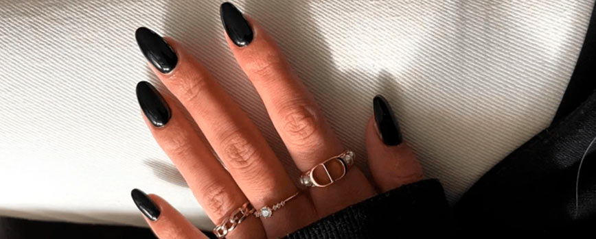 1. Uñas negras lisas y brillantes para Navidad