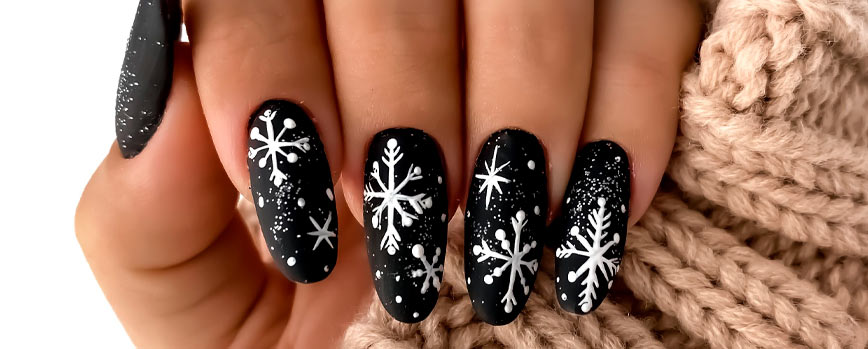 3. Uñas negras navideñas con dibujos y destellos