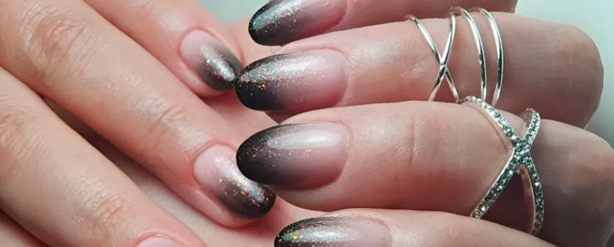 4. Uñas negras con degradado para Navidad