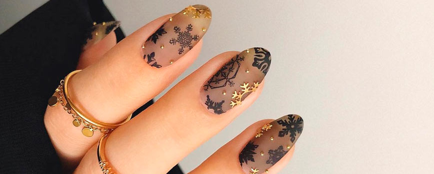 5. Uñas con detalles en negro para Navidad