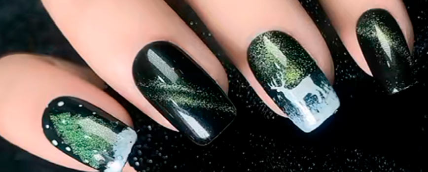7. Uñas negras de Navidad con toques verdes