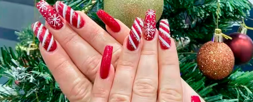 6. Uñas acrílicas rojas para Navidad divertidas