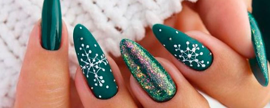 1 - Manicura de Navidad verde con un toque de glitter