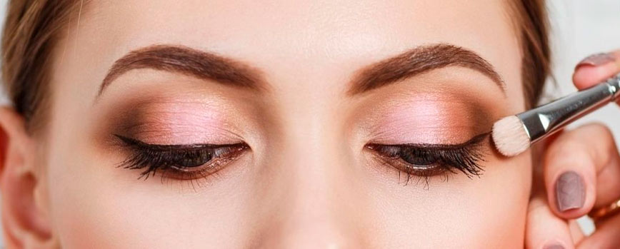 Tonos pastel en los ojos para un maquillaje suave