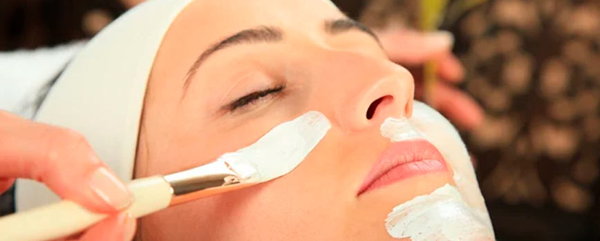 ¿Cuál es la diferencia entre un exfoliante químico y uno físico?