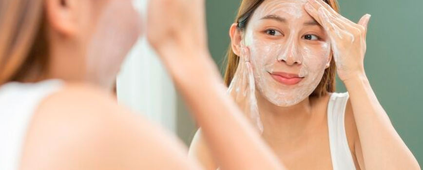 ¿Cómo elegir un limpiador facial piel sensible?