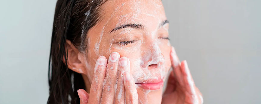¿Cómo utilizar un limpiador facial piel sensible?