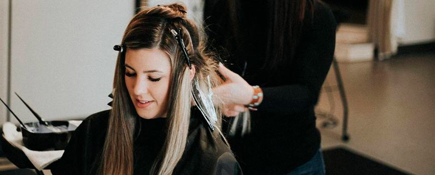 ¿Cómo hacer mechas rubias en pelo oscuro?