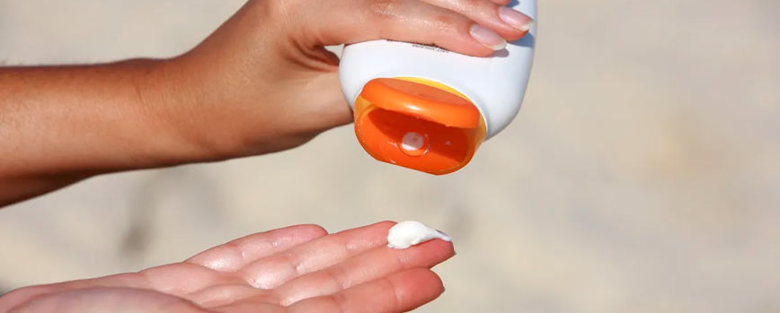 ¿Cómo saber si una crema solar está caducada? Señales