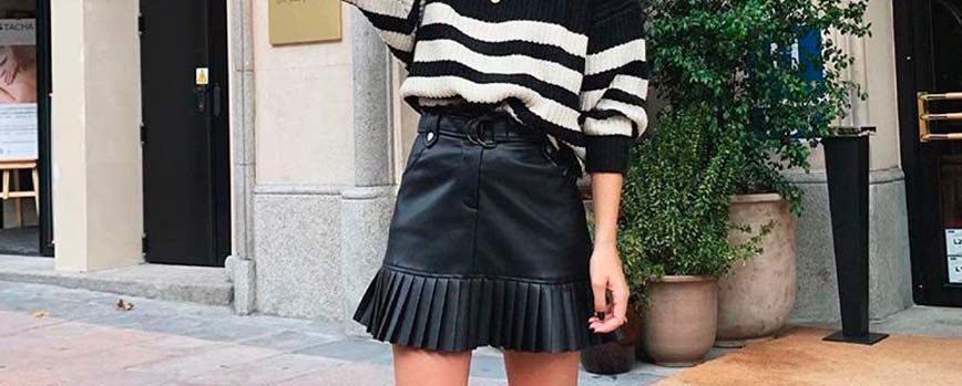 Outfit falda negra cuero invierno: plisada