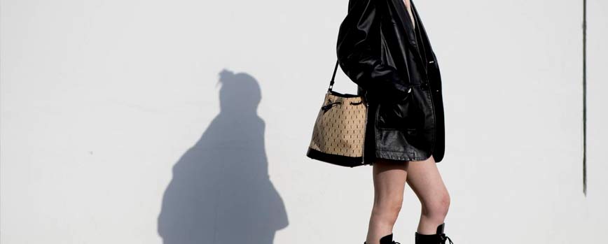 Outfit falda negra cuero invierno elegante y sofisticado