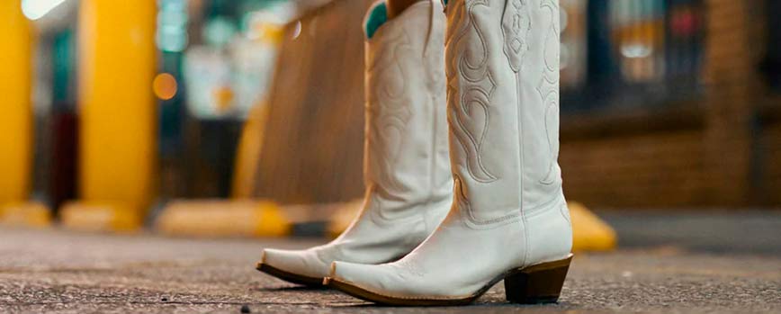 Outfit botas cowboy blancas