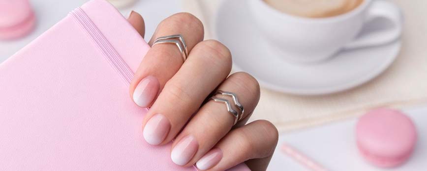 Beneficios de esta técnica híbrida de manicura
