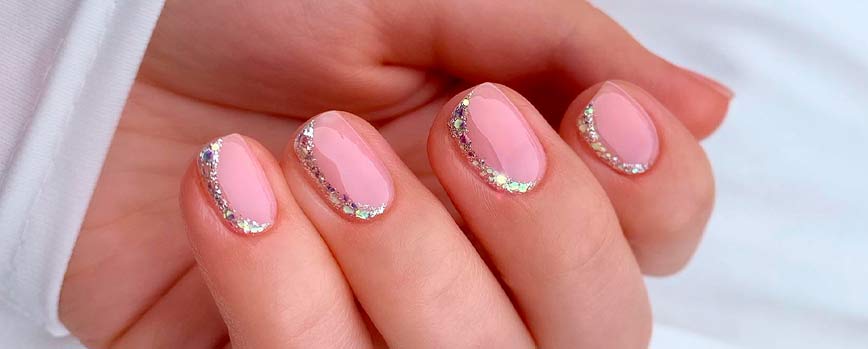 El rosa, otro de los colores de uñas que rejuvenecen las manos