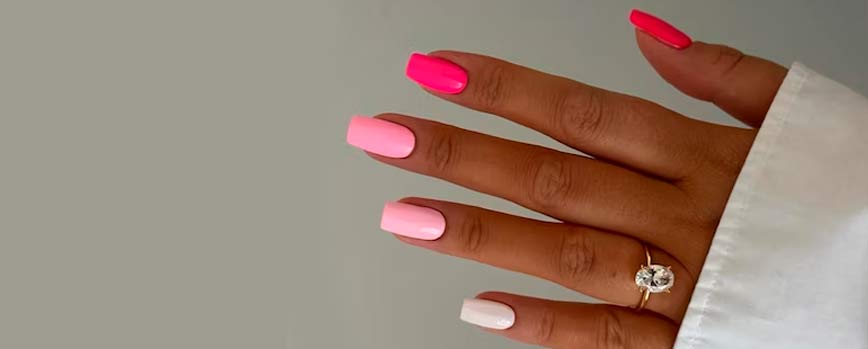 2. Uñas fucsia de diferentes tonalidades