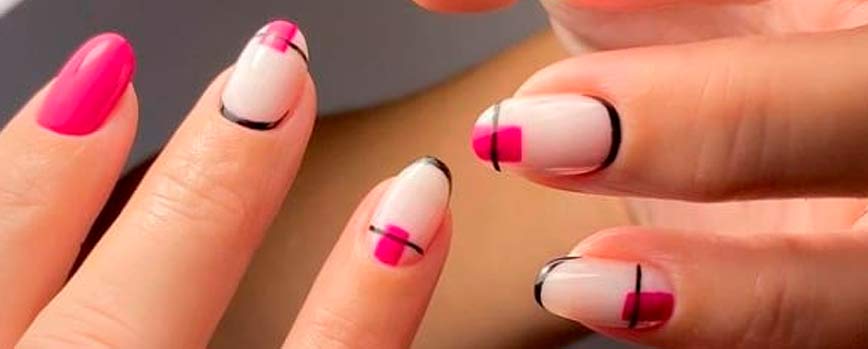 3. Manicura fucsia con uñas geométricas