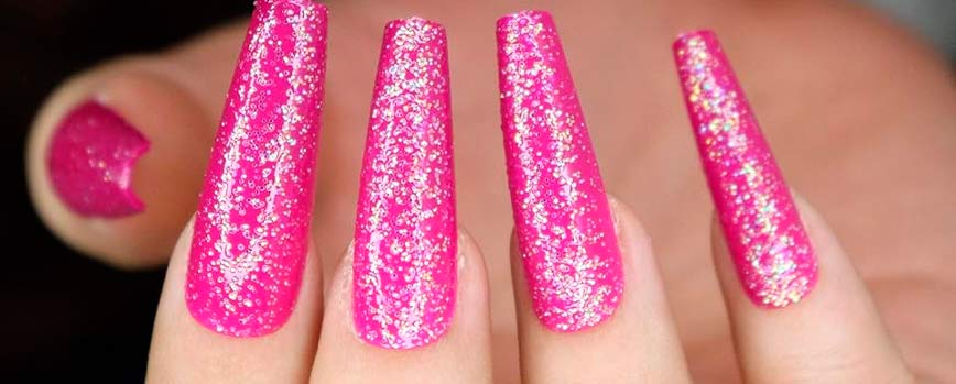 5. Uñas fucsia con un toque de glitter