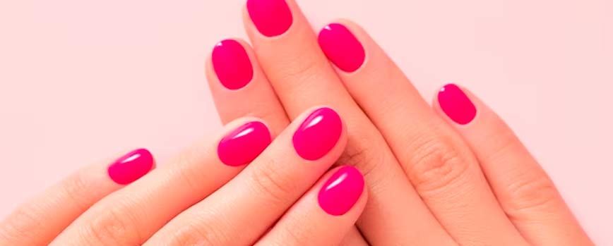 ¿Cómo hacer una manicura de uñas fucsia paso a paso?