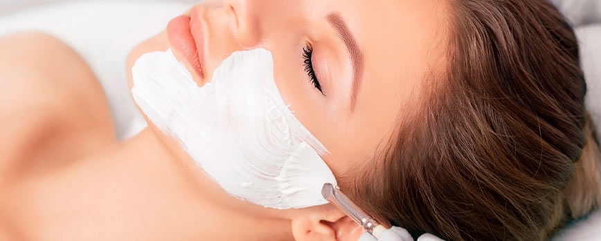 ¿Cómo decolorar el vello facial de forma natural?
