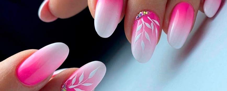 Uñas en fucsia y blanco con efecto degradado