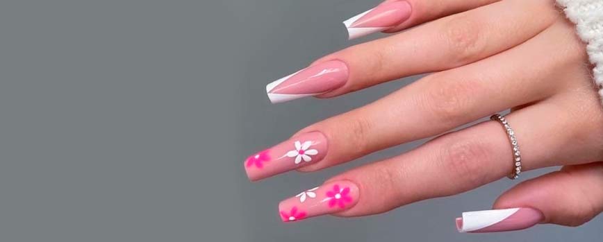 Uñas blanco y fucsia con estampado floral