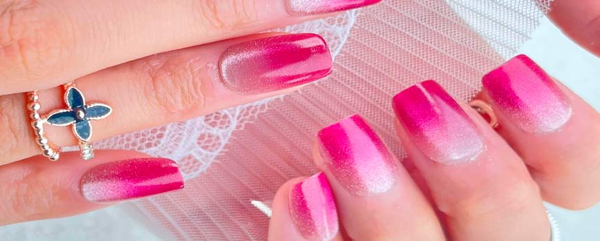 Manicura ombré en fucsia y blanco