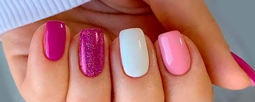 Uñas color fucsia y blanco alternadas